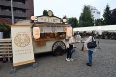 「おつかれ生です」の一言と一緒にビールを受け取る来場者