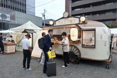 「おつかれ生です」の一言と一緒にビール楽しむ来場者