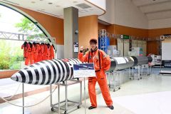 宇宙服着てロケットと写真を　北電ＮＷ支店で「宇宙まなぶ」イベント