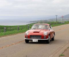 太平洋を望みながらゆっくりと走る堺正章さんと愛車ランチア（１９５８年製、初日の走行）＝主催者提供）