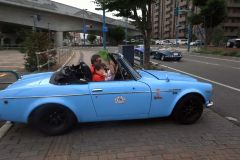 手を振って帯広を出発するDatsun SR―311のドライバー