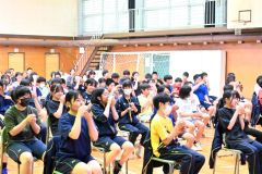 「お茶をすする」動作を実践する来場者ら