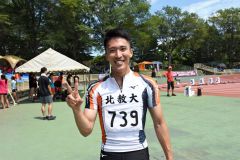 男子１１０メートル障害を自己ベストで制し笑顔を見せる内藤志音（十勝陸協）