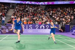 【女子ダブルス予選ラウンドグループＡ・インドネシア戦】第２ゲーム、シャトルをひろう永原和可那（右）と松本麻佑（左）＝金野和彦撮影