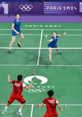 【女子ダブルス予選ラウンドグループＡ・インドネシア戦】第１ゲーム、果敢にシャトルを打ち返す永原和可那（右）。左は松本麻佑（金野和彦撮影）
