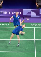 【女子ダブルス予選ラウンドグループＡ・インドネシア戦】第１ゲーム、スマッシュを打つ永原和可那（手前）。後方は松本麻佑（２７日・金野和彦撮影）