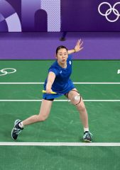【女子ダブルス予選ラウンドグループＡ・インドネシア戦】第１ゲーム、シャトルを打ち返す永原和可那（金野和彦撮影）