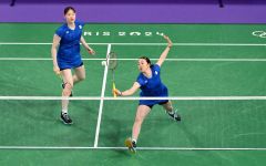 【女子ダブルス予選ラウンドグループＡ・インドネシア戦】第１ゲーム、シャトルを打ち返す永原和可那（右）。左は松本麻佑（金野和彦撮影）