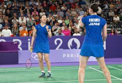 【女子ダブルス予選ラウンドグループＡ・インドネシア戦】第１ゲームポイントを奪い気合いを入れる永原和可那（左）と松本麻佑（右）＝金野和彦撮影