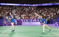 【女子ダブルス予選ラウンドグループＡ・インドネシア戦】第２ゲーム、シャトルを打ち返す永原和可那（右）と松本麻佑（左）＝金野和彦撮影