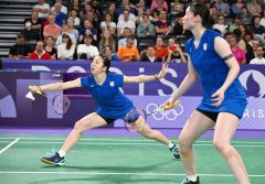【女子ダブルス予選ラウンドグループＡ・インドネシア戦】第２ゲーム、シャトルを打ち返す永原和可那（左）と松本麻佑（右）＝金野和彦撮影