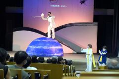 観客と掛け合う出演者ら。右は「手話通訳」