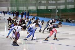 営業を開始した明治北海道十勝オーバルのリンクで滑走する選手たち
