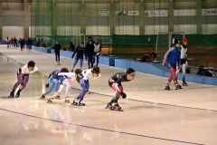 営業を開始した明治北海道十勝オーバルのリンクで滑走する選手たち