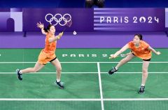【女子ダブルス予選ラウンドＡグループ・マレーシア戦】第３ゲーム、マレーシアの強襲に反撃で応戦する永原和可那（左）と松本麻佑（右）＝金野和彦撮影