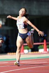 【女子１００メートル・決勝】ゴール後に左を振り向き着順を確認する山崎心愛（旭川志峯―音更共栄中出）