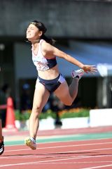 【女子１００メートル・決勝】ゴールに飛び込み１１秒８２のタイムで３位入賞の山崎心愛（旭川志峯―音更共栄中出）