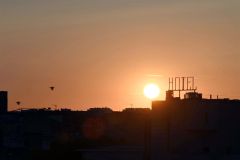滞在しているホテルの部屋から眺めたモンマルトルの夕日