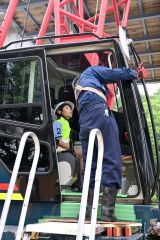 実際に工事で使われているクレーン車に乗り説明を受ける参加者