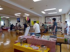 手作り品が販売された「なんじゃもんじゃどんなもんじゃ市」の会場