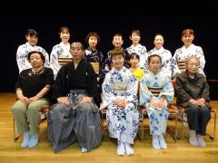 夏を舞う会の北村流松陰流の出演者と北村蓬松会主（前列中央）