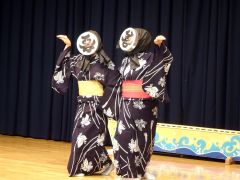 練習の成果を発表する出演者