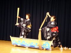 練習の成果を発表する出演者