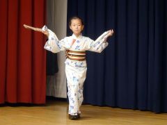 練習の成果を発表する出演者