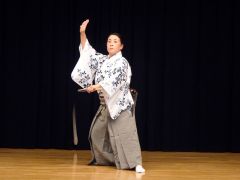 練習の成果を発表する出演者