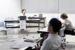中谷さんの講話に耳を傾ける参加者