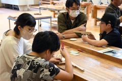 ５連射ゴム鉄砲を製作する児童らの様子