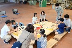 バランスゲームを製作する児童らの様子