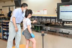 タブレットスタンドを製作する児童らの様子