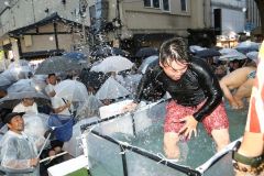 迫力あるウナギつかみを披露し、会場を盛り上げる参加者（助川かおる通信員撮影）