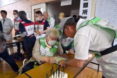 避難所の受付訓練に臨む参加者ら
