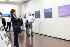 さまざまな角度から捉えた山脈の作品が並ぶ会場(1日午前10時10分ごろ、助川かおる通信員撮影)