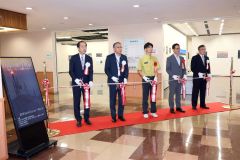 テープカットする(左から)NHK帯広放送局の松岡準志局長、手島町長、栁田自然保護官、野口局長、十勝毎日新聞社の林浩史社長(1日午前9時50分ごろ、帯広市民ギャラリーで。助川かおる通信員撮影)
