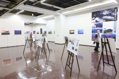 さまざまな角度から捉えた山脈の作品が並ぶ会場の様子(1日午前10時10分ごろ、帯広市民ギャラリーで、撮影助川かおる通信員)