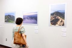 さまざまな角度から捉えた山脈の作品が並ぶ会場の様子(1日午前10時10分ごろ、帯広市民ギャラリーで、撮影助川かおる通信員)