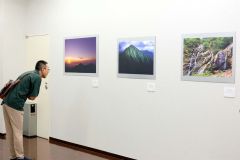 さまざまな角度から捉えた山脈の作品が並ぶ会場の様子(1日午前10時10分ごろ、帯広市民ギャラリーで、撮影助川かおる通信員)