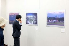 さまざまな角度から捉えた山脈の作品が並ぶ会場の様子(1日午前10時10分ごろ、帯広市民ギャラリーで、撮影助川かおる通信員)