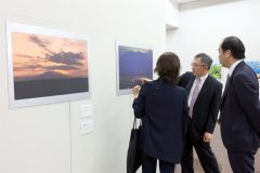 さまざまな角度から捉えた山脈の作品が並ぶ会場の様子(1日午前10時10分ごろ、帯広市民ギャラリーで、撮影助川かおる通信員)
