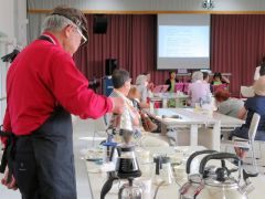 サンデーズカフェでコーヒーを入れる長谷川さん(左手前)