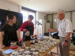 長谷川マスター(中央)がコーヒーをいれ、村民を楽しませているサンデーズカフェ。左はコミナスの西上さん