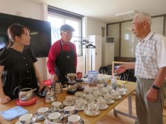 長谷川マスター(中央)がコーヒーをいれ、村民を楽しませているサンデーズカフェ。左はコミナスの西上さん