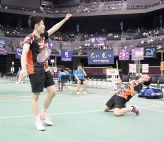 【男子学校対抗決勝・埼玉栄―ふたば未来学園】第２ダブルスでストレート勝ち、ガッツポーズする澤田修志（左）と有江琥珀（右）のペア