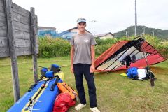 ウインドサーフィンで日本一周目指す英国人、厚内に到着　過酷な旅の途中