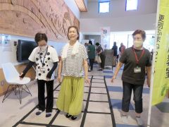 ふまねっと運動を体験する来場者