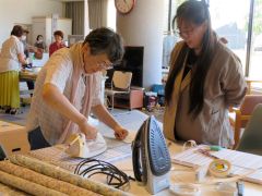 クッションカバー作りに取り組む来場者