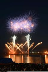 港を彩る７０００発　十勝港海上花火に１万８０００人
